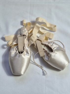 New Rehearsal Pointe Ballet Shoes Satin  Ribbons Elastic Incld Handmade Russia